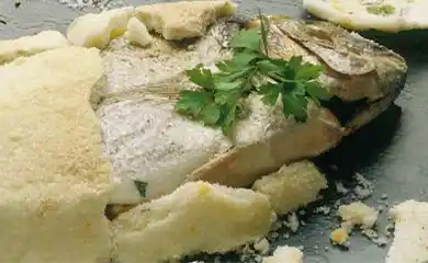 Pescado al sal: Fish in salt